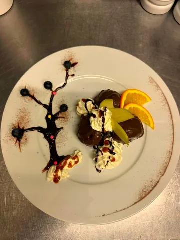 Frisches Fleischgericht mit Kräutern