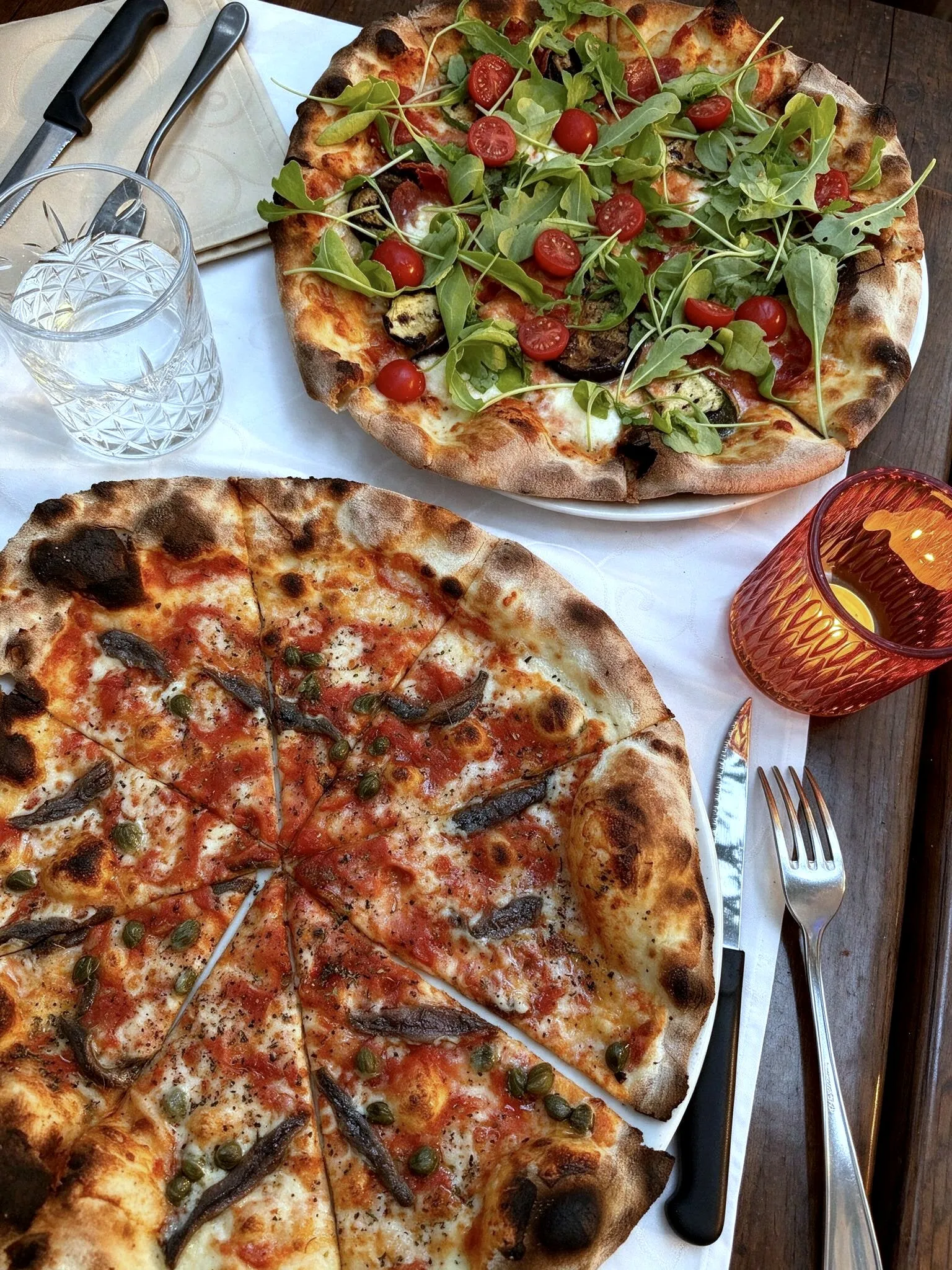 Pizza aus dem Steinofen frisch gebacken